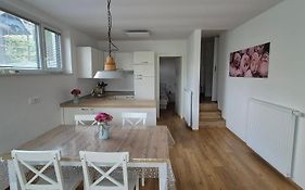 Annie'S Apartment